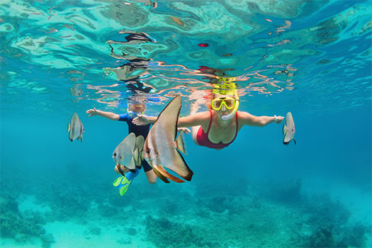 Familia disfrutando de las cálidas aguas de Bahamas. EworldCruises.com Familia disfrutando de las cálidas aguas de Bahamas. EworldCruises.com