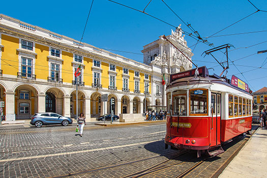 Tranvía amarillo en la Praça do Comércio, Lisboa. EworldCruises.com Tranvía amarillo en la Praça do Comércio, Lisboa. EworldCruises.com